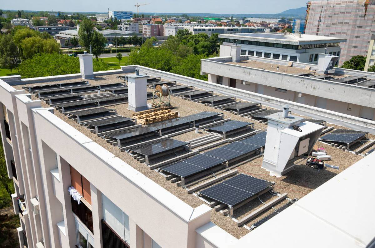 Elektrana na krovu višestambene zgrade, zračna snimka