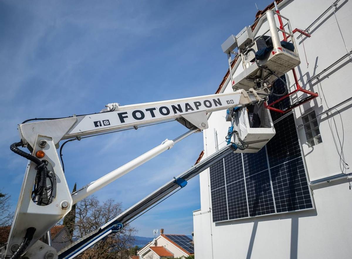 Montaža panela na pročelju pomoću dizalice s Elektronovim znakom
