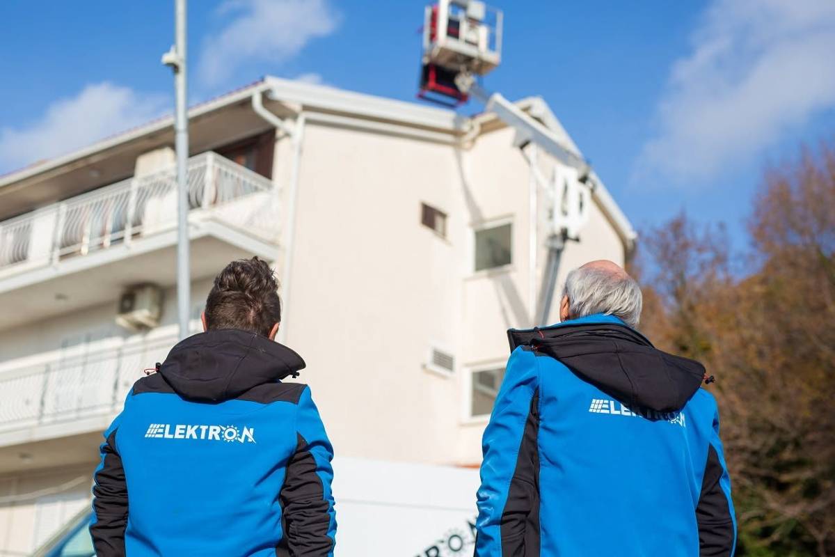 Elektronova ekipa u radnim jaknama pred objektom