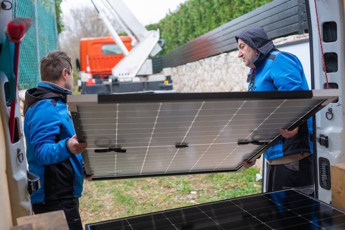 Monteri Elektrona istovaruju panele iz kombija