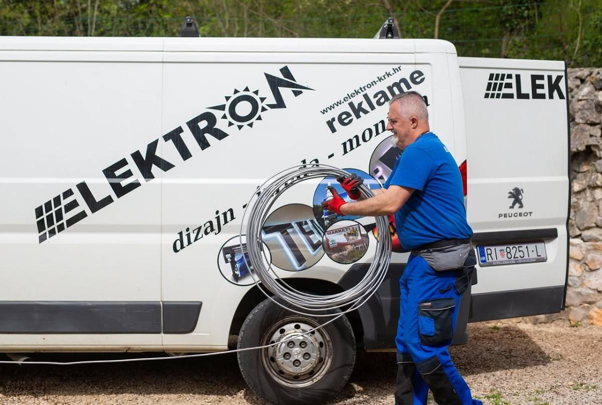 Elektronovo servisno vozilo i djelatnik pri utovaru materijala