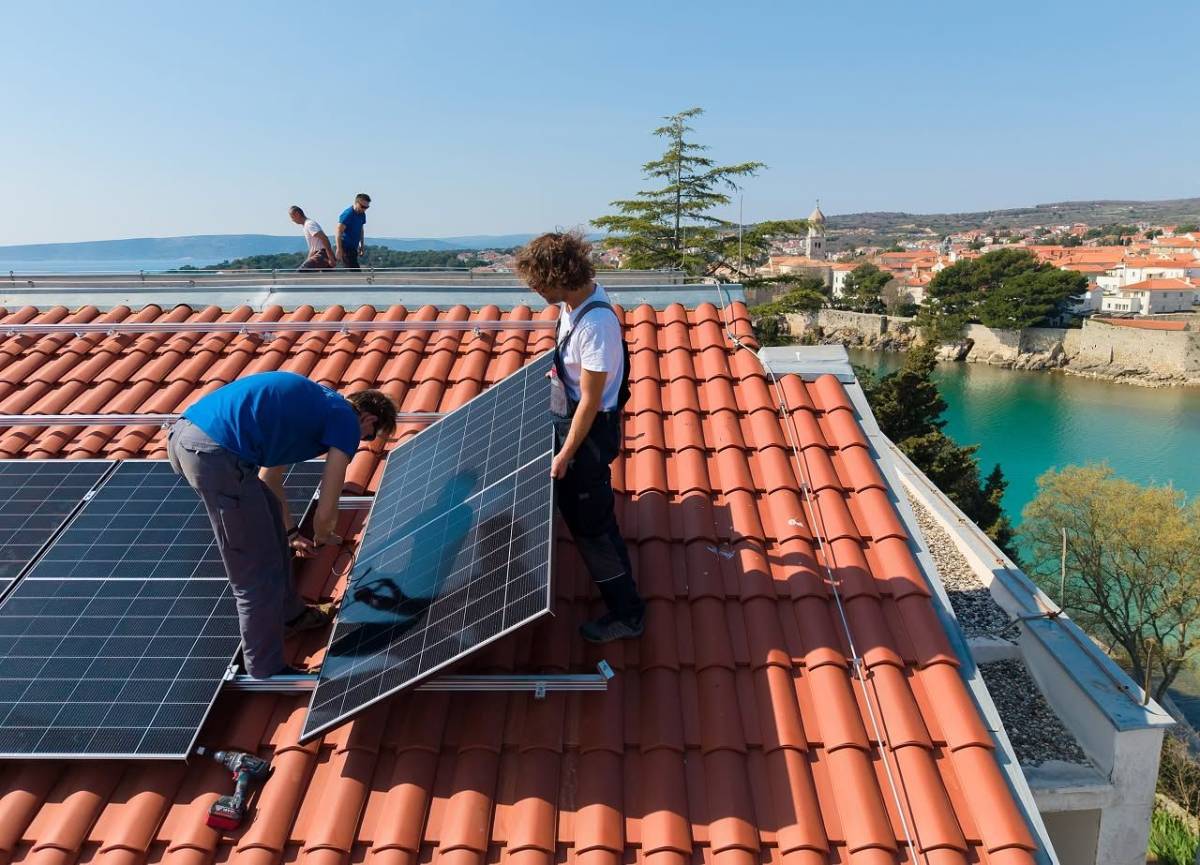 Monteri Elektrona pri montaži panela na krovu nad gradom Krkom