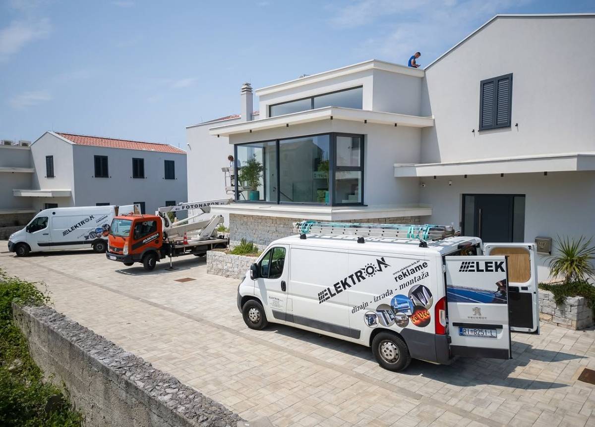 Tri Elektronova vozila na objektu tijekom izvedbe