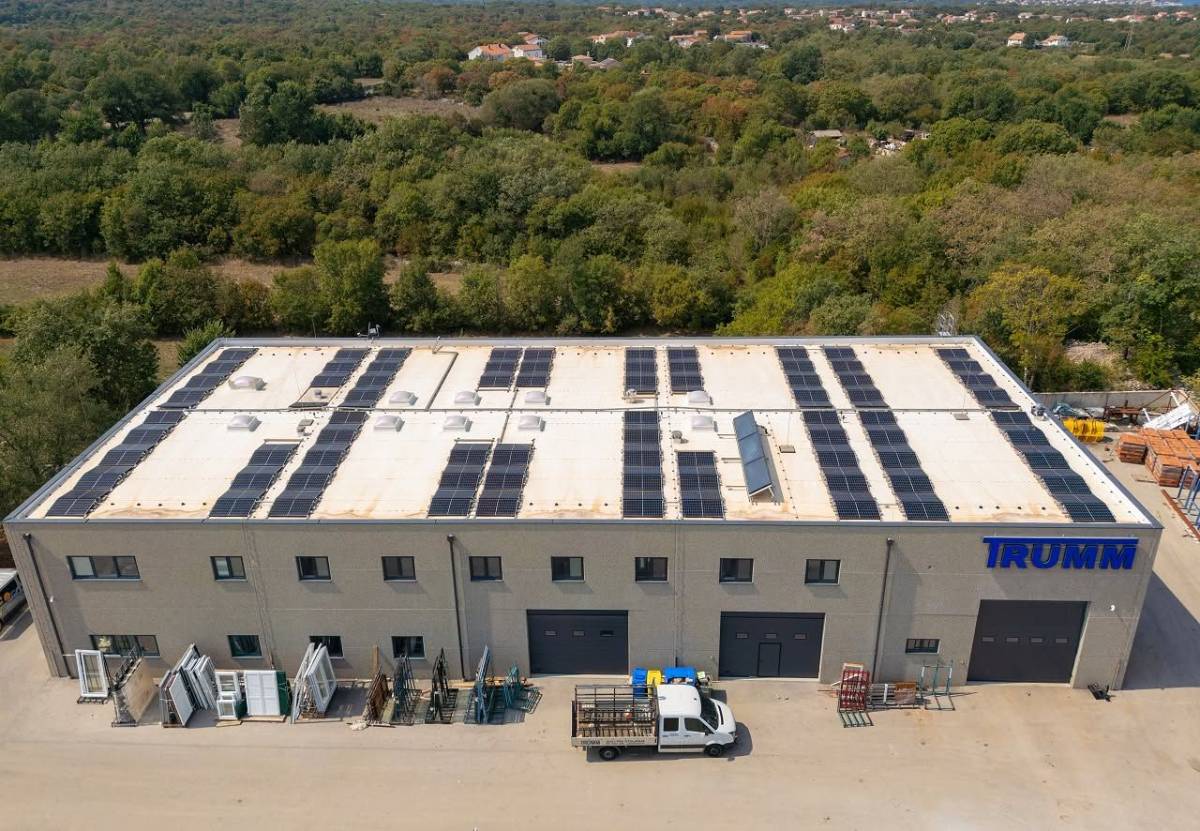 Elektrana na krovu proizvodne hale, zračna snimka