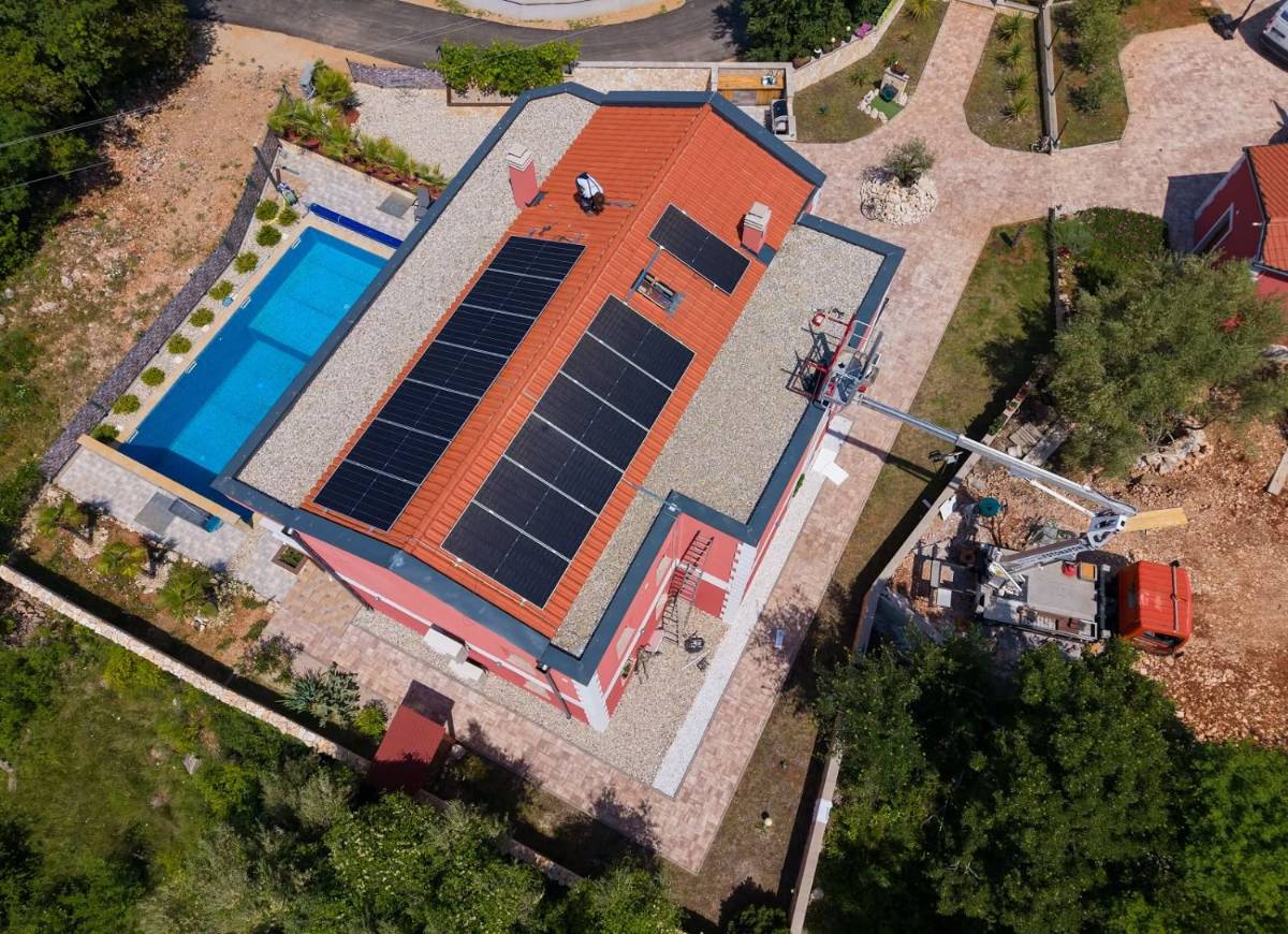 Elektrana na kosom krovu, snimljena iz zraka tijekom montaže