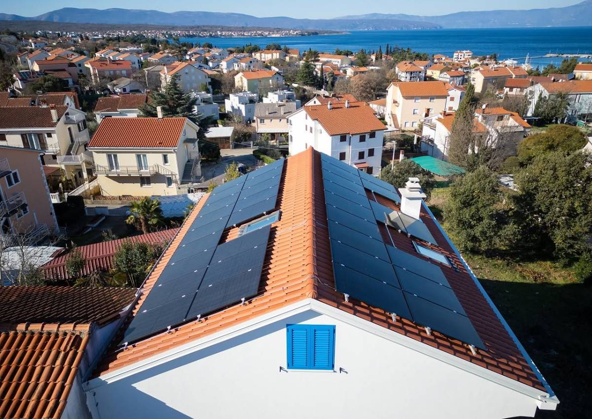 Fotonaponska elektrana na krovu obiteljske kuće s pogledom na Krk