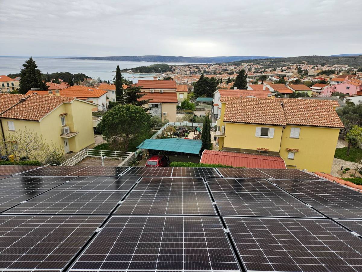 Elektrana na kosom krovu obiteljske kuće s pogledom na grad Krk i more