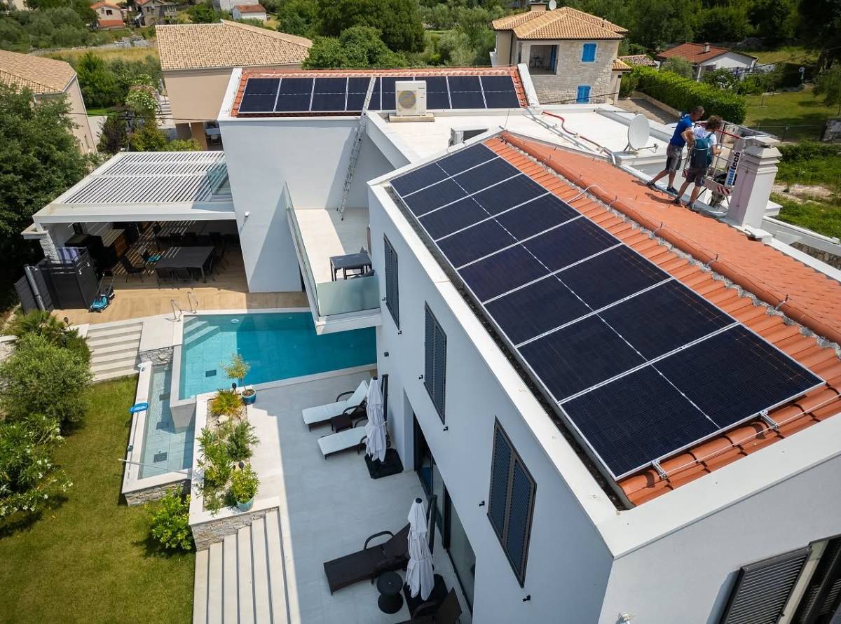 Elektrana na krovu vile s bazenom, montaža u tijeku