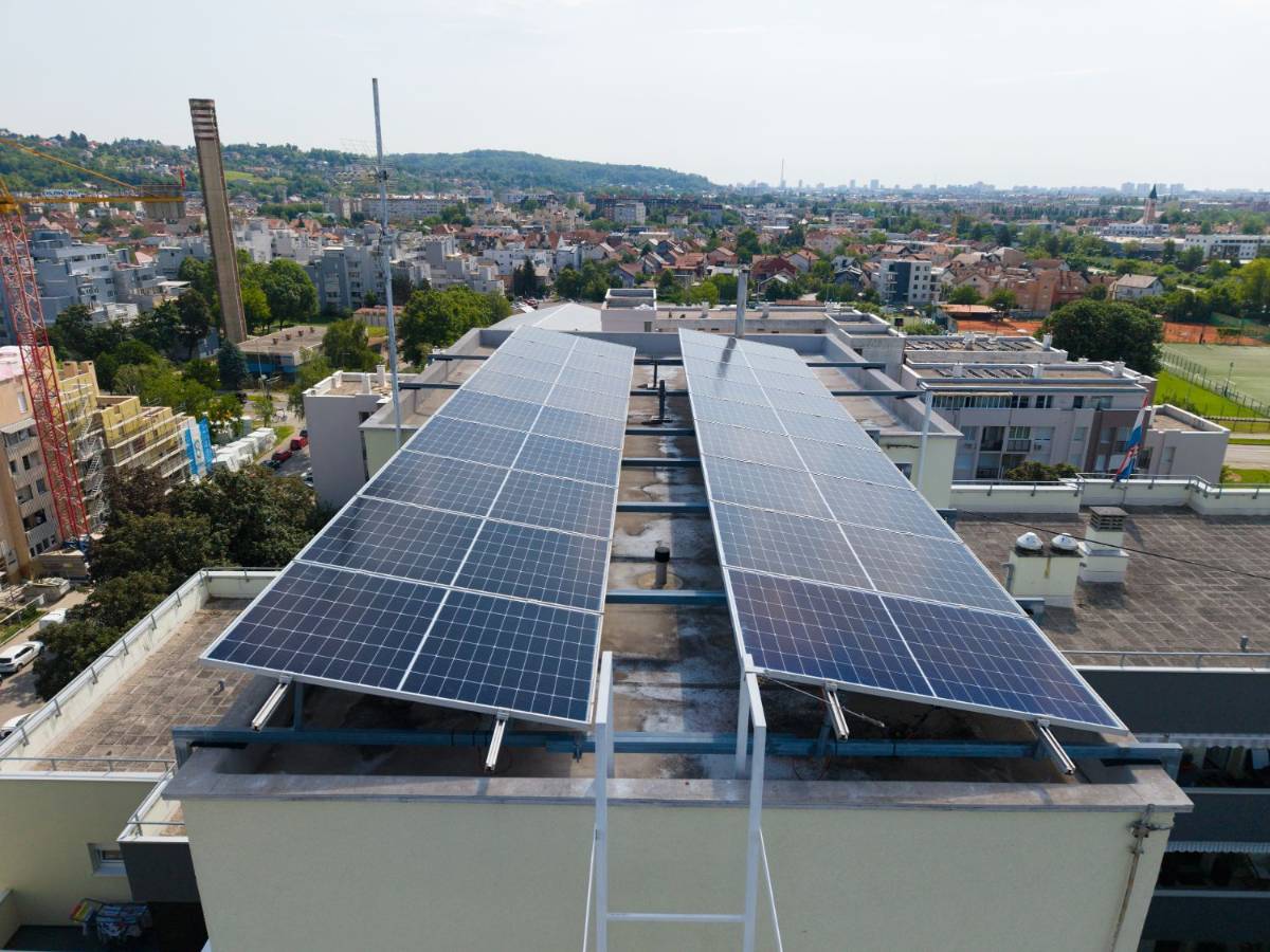 Dva niza panela na nosivoj konstrukciji na ravnom krovu zgrade u Zagrebu