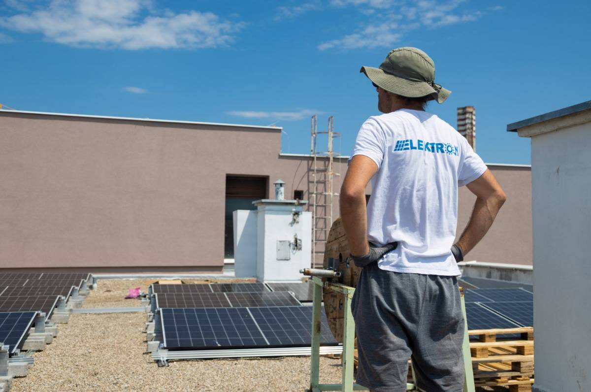 Ekipa Elektrona pri polaganju kabela na krovu