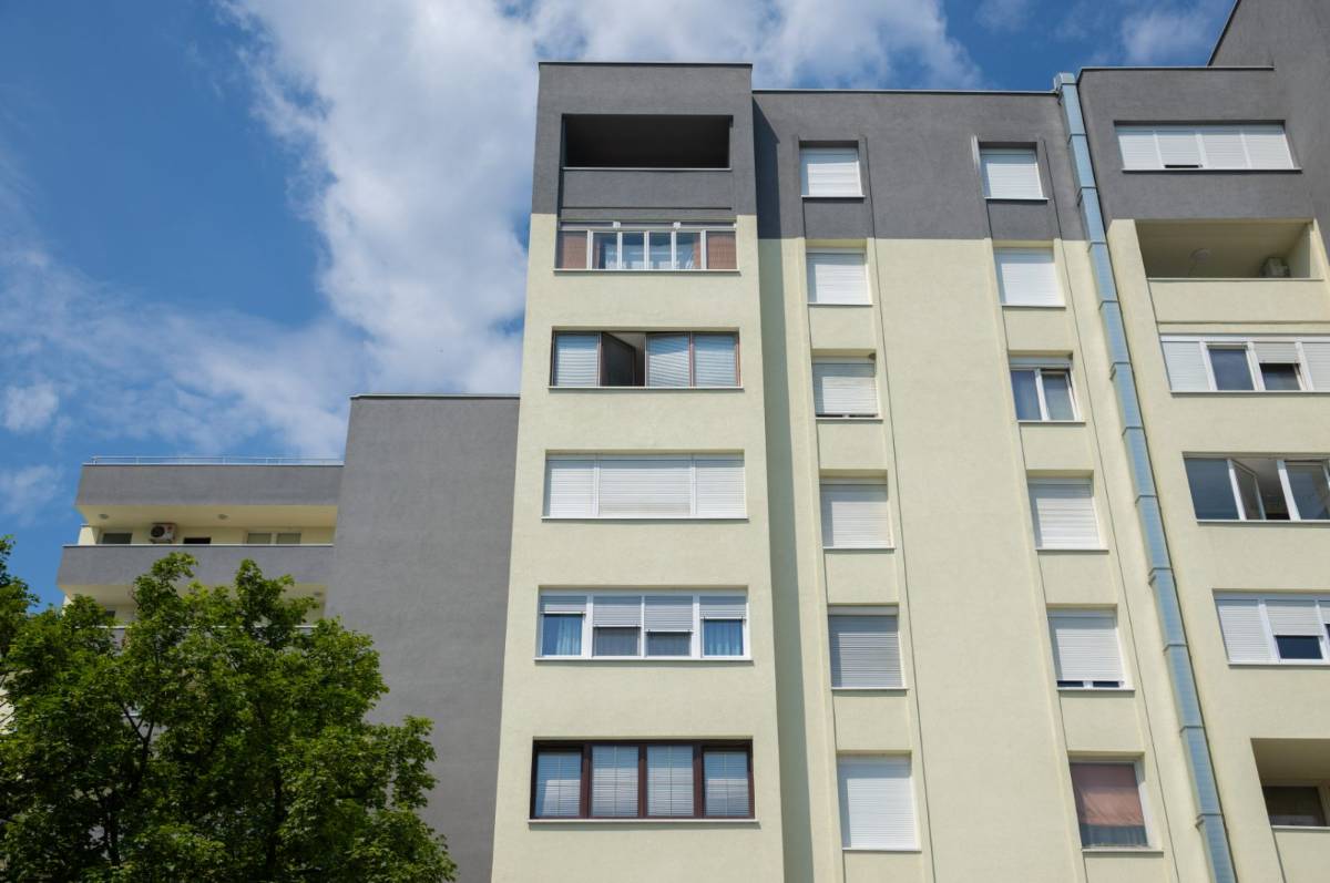 Obnovljena fasada zgrade s novom stolarijom, snimljena s ulice