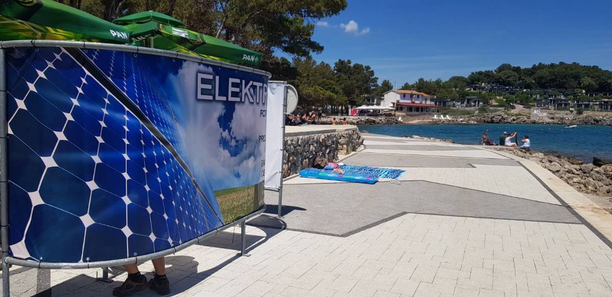 Reklamni pano na kabinama za presvlačenje na plaži
