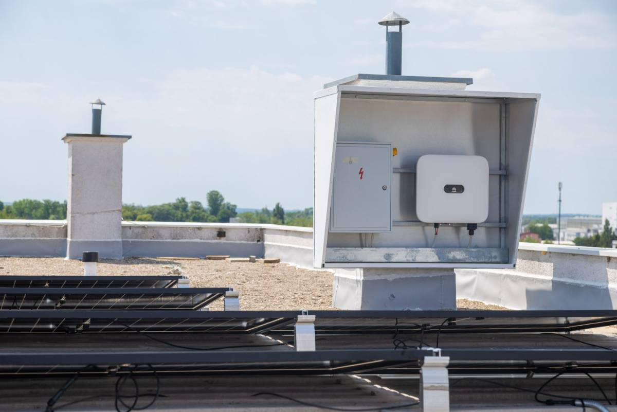 Pretvarač i razvodni ormar elektrane na krovu zgrade