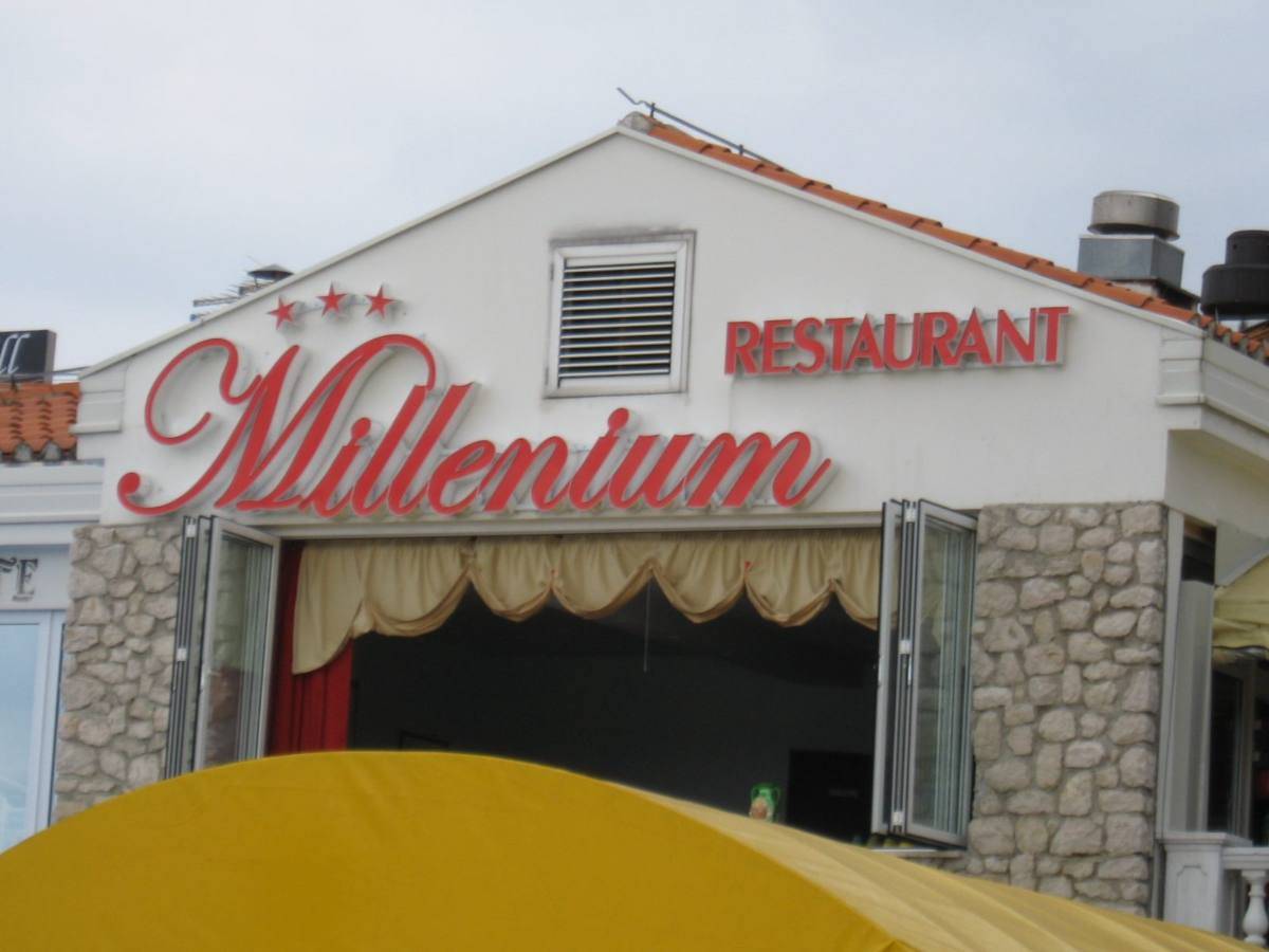 Kovani luk s natpisom Restaurant Lungomare