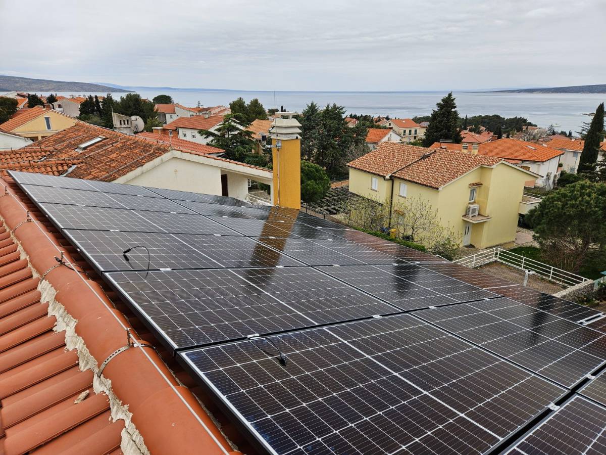 Elektrana od 10,3 kW na krovu obiteljske kuće s pogledom na more
