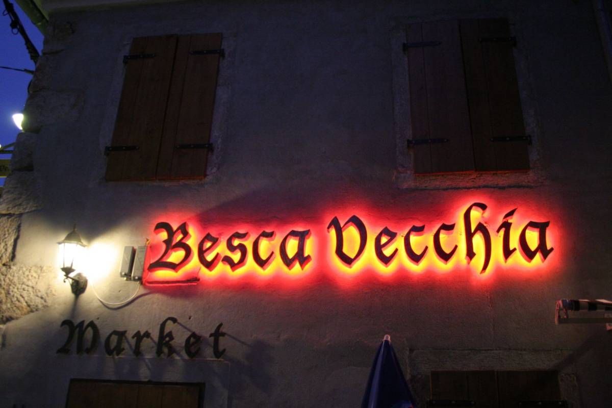 Natpis Besca Vecchia s crvenom indirektnom rasvjetom