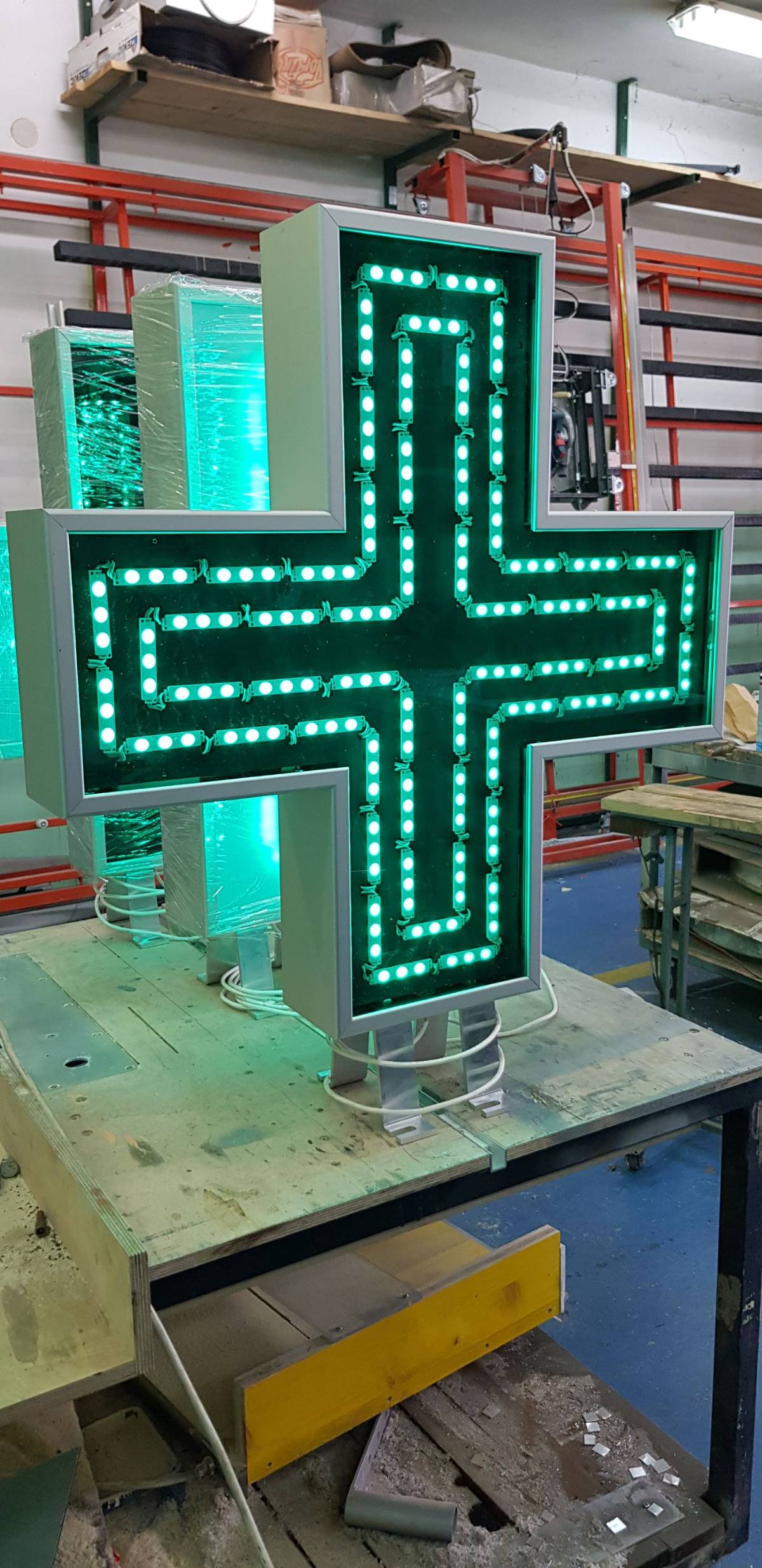 Ljekarnički LED križ u izradi u radionici