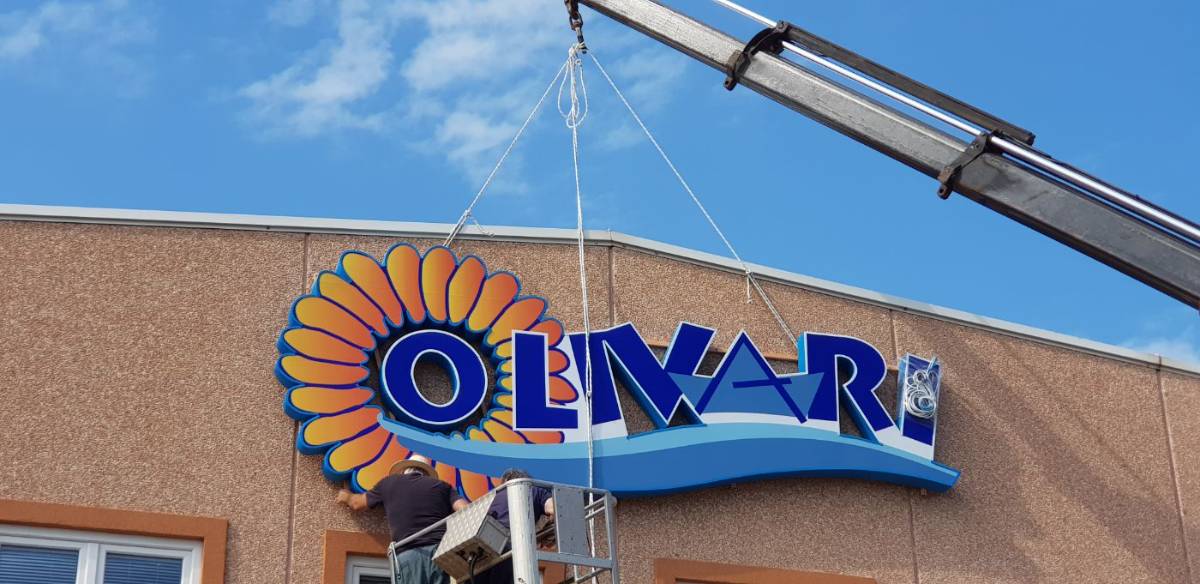 Postavljanje 3D slova Olivari dizalicom na pročelje