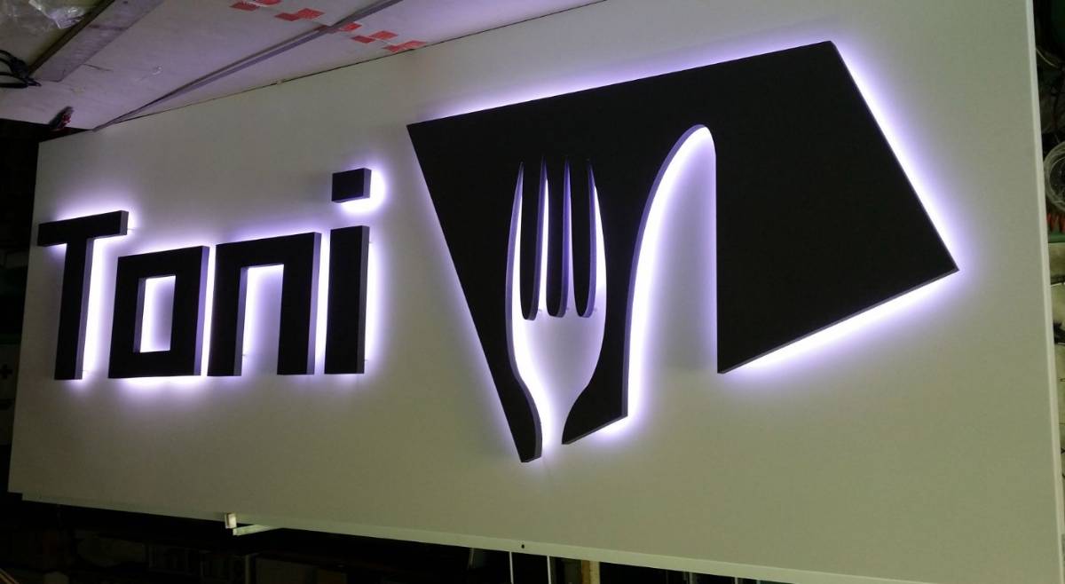 Osvijetljeni pano restorana Toni u izradi