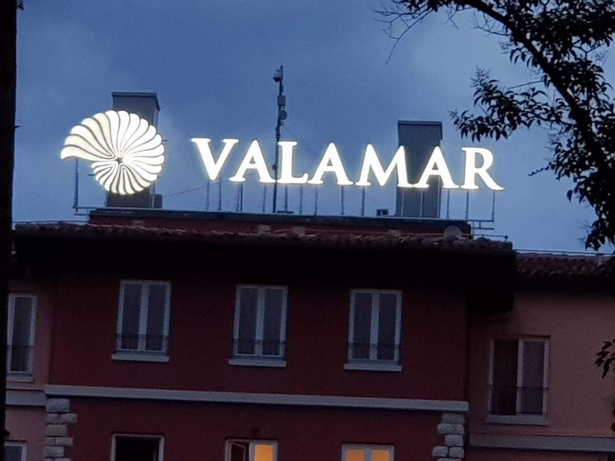 Osvijetljena slova Valamar na krovu hotela u sumrak