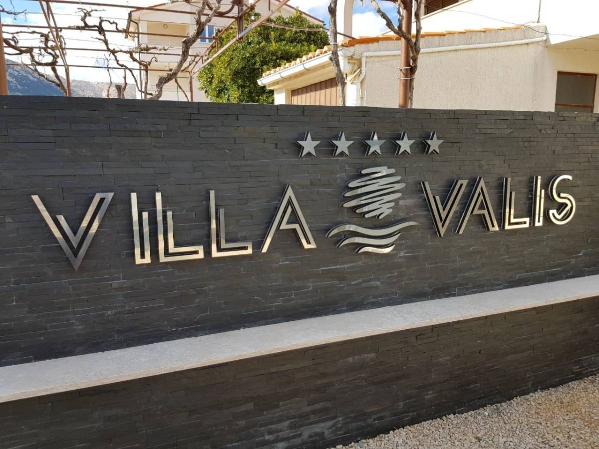 Slova Villa Valis s pet zvjezdica na kamenom zidu
